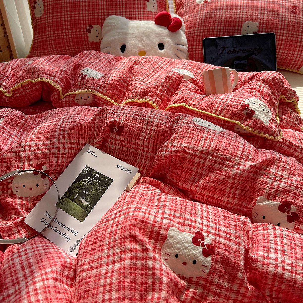 91家纺网 家纺一手货源 找家纺 桃心家居 2026新款A类费尔岛可爱卡通贝壳边三角针工艺双层纱泡芙棉泡芙纱系列四件套 泡芙棉-红格布丁猫