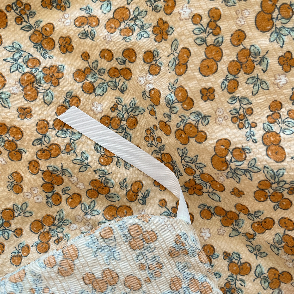 91家纺网 家纺一手货源 找家纺 桃心家居 2026新款A类费尔岛可爱卡通贝壳边三角针工艺双层纱泡芙棉泡芙纱系列四件套 泡芙棉-盛夏