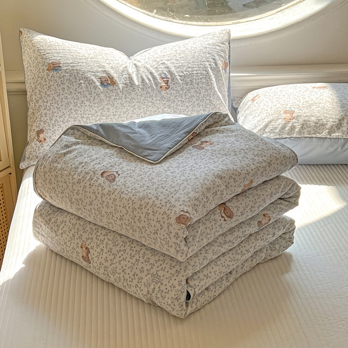 91家纺网 家纺一手货源 找家纺 苏羿家纺 2026春夏新款亲肤水洗棉印花夏被空调被夏凉被被子被芯 小熊点点