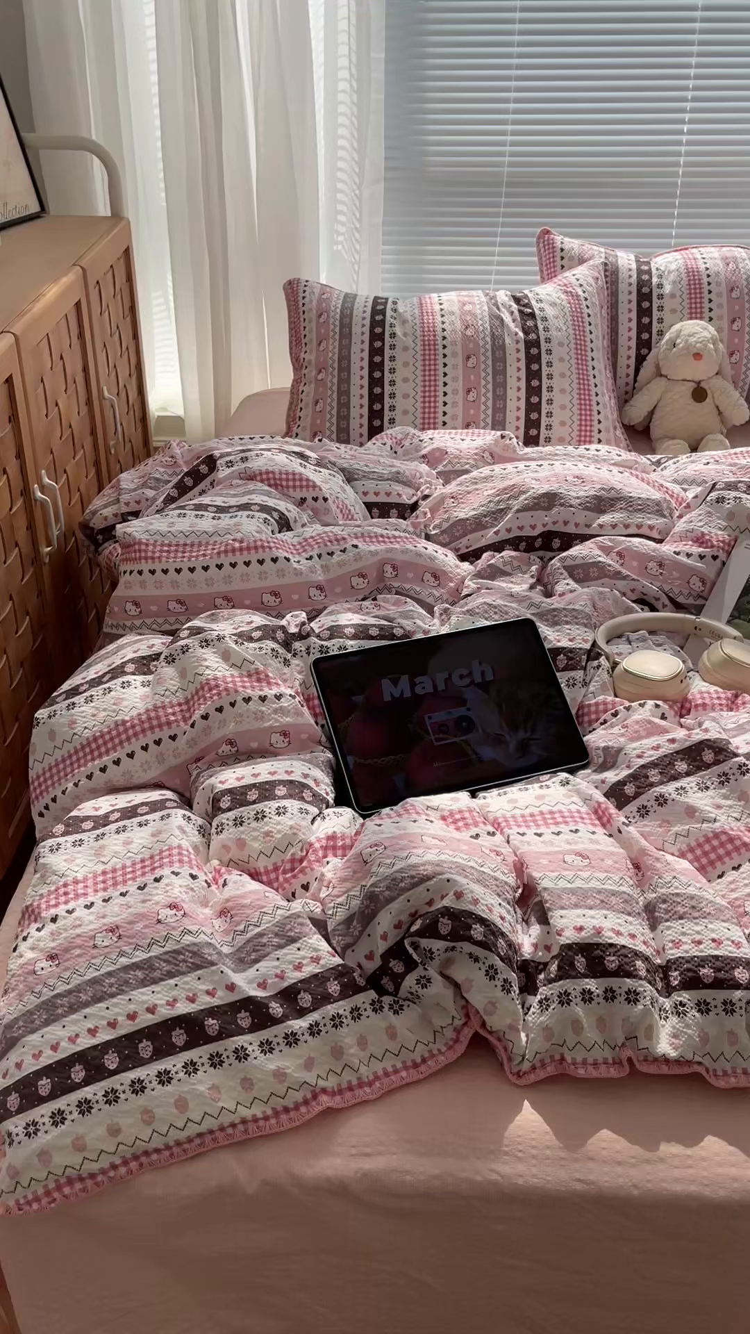 91家纺网 家纺一手货源 找家纺 桃心家居 2026新款A类费尔岛可爱卡通贝壳边三角针工艺双层纱泡芙棉泡芙纱系列四件套 泡芙棉-甜梦猫咪