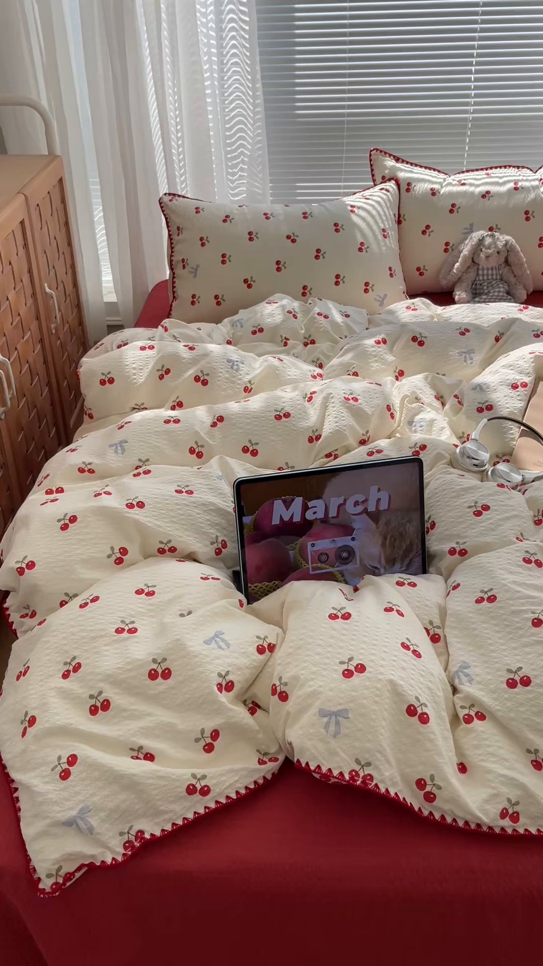 91家纺网 家纺一手货源 找家纺 桃心家居 2026新款A类费尔岛可爱卡通贝壳边三角针工艺双层纱泡芙棉泡芙纱系列四件套 泡芙棉-甜甜樱桃
