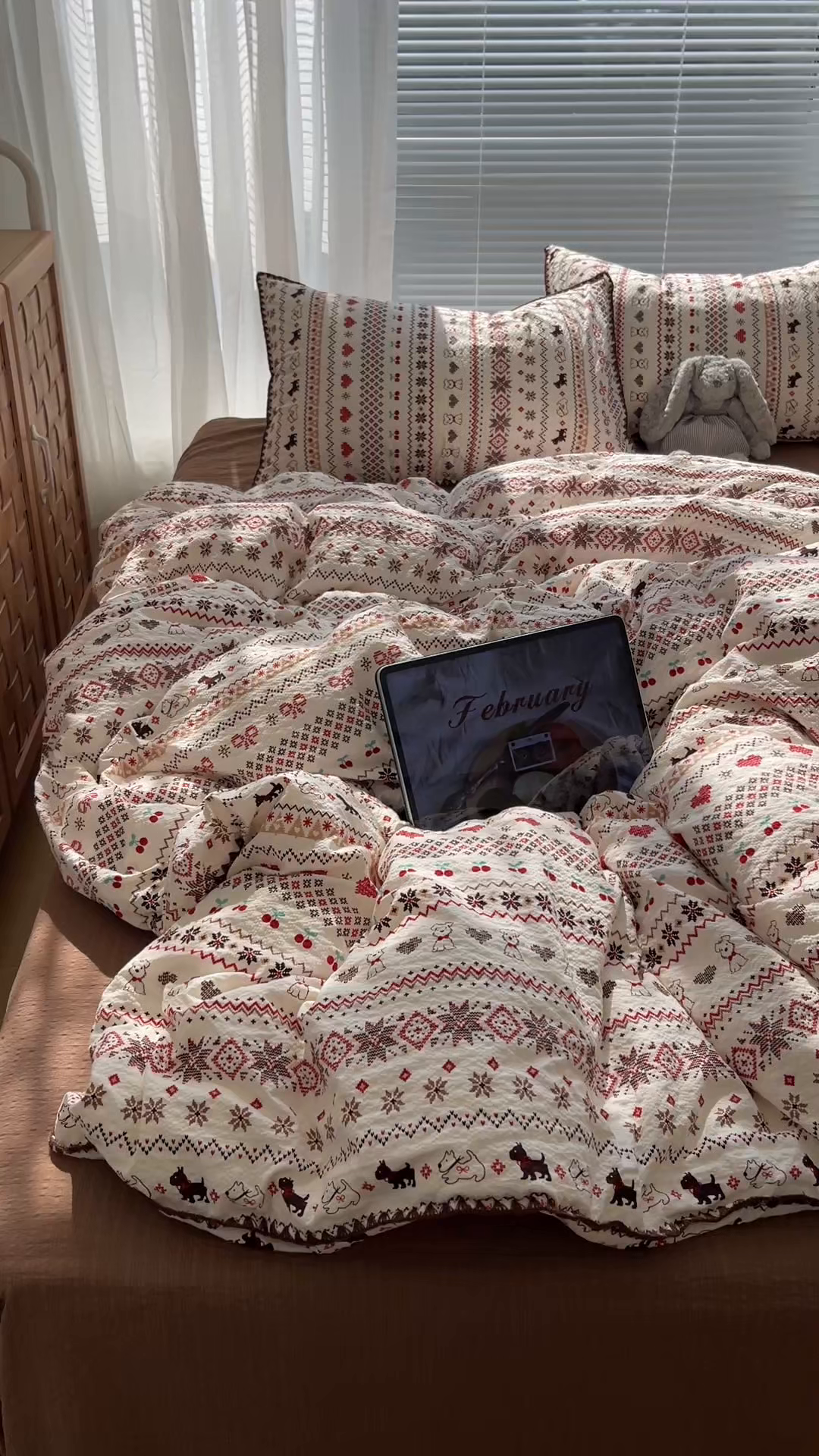 91家纺网 家纺一手货源 找家纺 桃心家居 2026新款A类费尔岛可爱卡通贝壳边三角针工艺双层纱泡芙棉泡芙纱系列四件套 泡芙棉-圣诞小狗