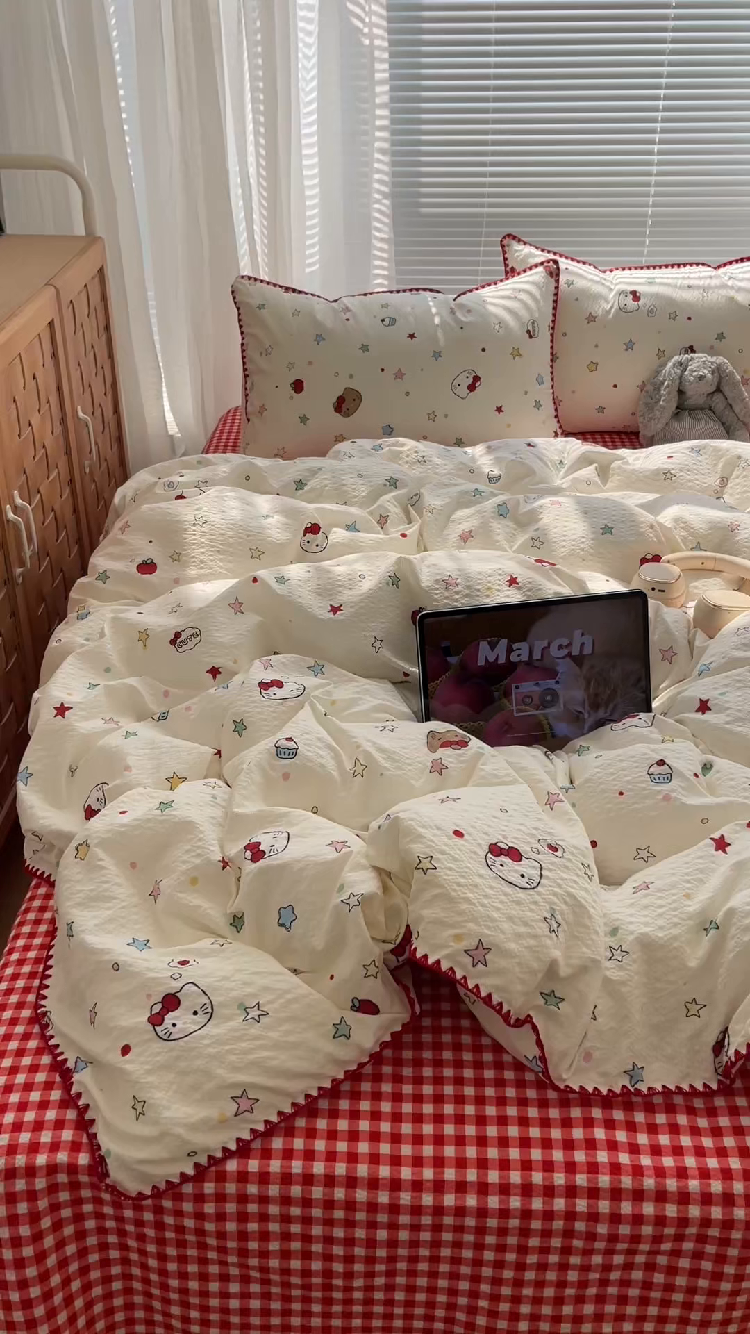 91家纺网 家纺一手货源 找家纺 桃心家居 2026新款A类费尔岛可爱卡通贝壳边三角针工艺双层纱泡芙棉泡芙纱系列四件套 泡芙棉-可可猫咪