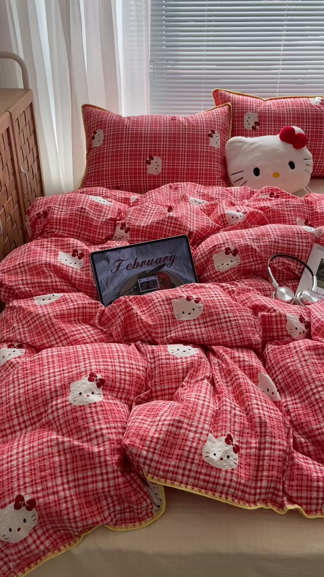 91家纺网 家纺一手货源 找家纺 桃心家居 2026新款A类费尔岛可爱卡通贝壳边三角针工艺双层纱泡芙棉泡芙纱系列四件套 泡芙棉-红格布丁猫