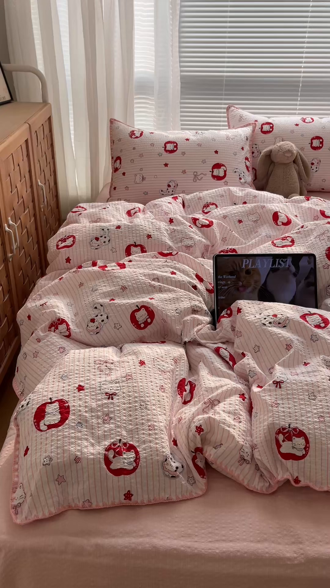 91家纺网 家纺一手货源 找家纺 桃心家居 2026新款A类费尔岛可爱卡通贝壳边三角针工艺双层纱泡芙棉泡芙纱系列四件套 泡芙棉-奶芙猫猫