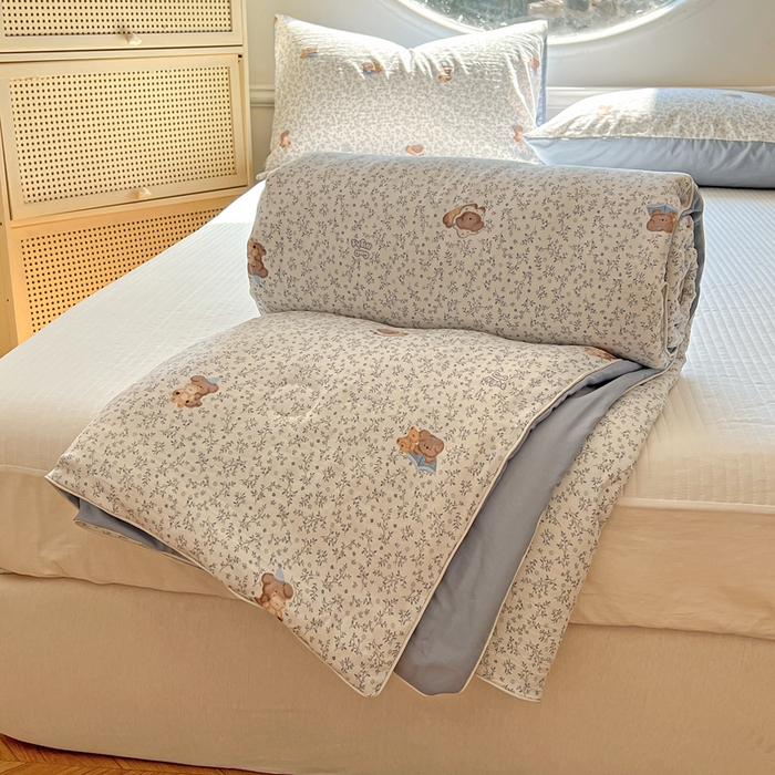 91家纺网 家纺一手货源 找家纺 苏羿家纺 2026春夏新款亲肤水洗棉印花夏被空调被夏凉被被子被芯 小熊点点