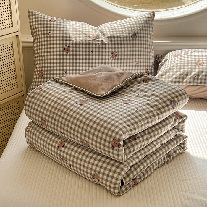 91家纺网 家纺一手货源 找家纺 苏羿家纺 2026春夏新款亲肤水洗棉印花夏被空调被夏凉被被子被芯 樱桃小熊