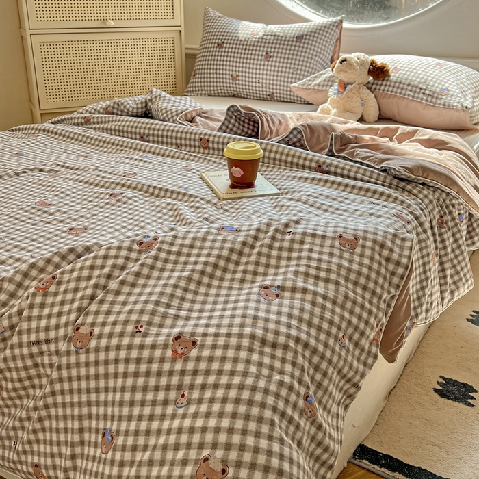 91家纺网 家纺一手货源 找家纺 苏羿家纺 2026春夏新款亲肤水洗棉印花夏被空调被夏凉被被子被芯 樱桃小熊