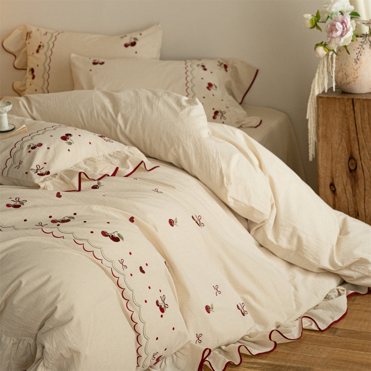 91家纺网 家纺一手货源 找家纺 （总）满座家居 2026新款棉麻樱桃刺绣褶边四件套-樱桃日记（会员-20）