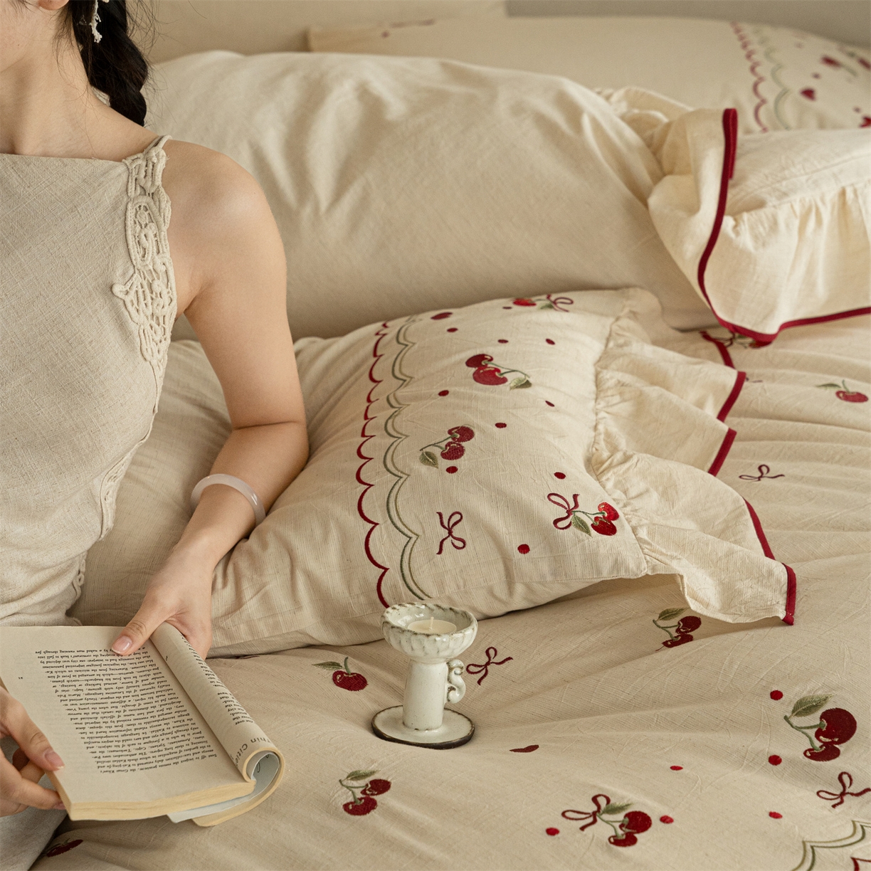 91家纺网 家纺一手货源 找家纺 （总）满座家居 2026新款棉麻樱桃刺绣褶边四件套-樱桃日记（会员-20）