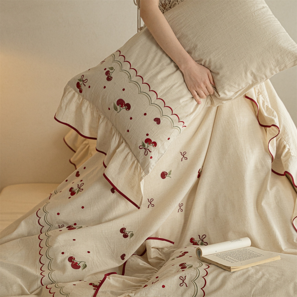 91家纺网 家纺一手货源 找家纺 （总）满座家居 2026新款棉麻樱桃刺绣褶边四件套-樱桃日记（会员-20）