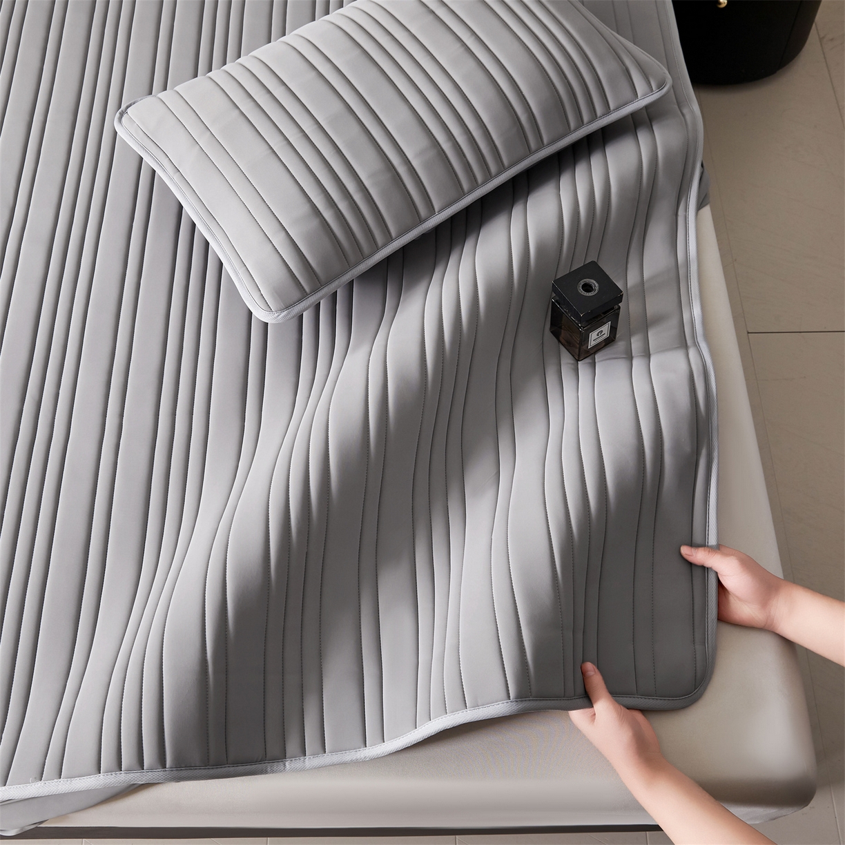 91家纺网 家纺一手货源 找家纺 雯豆家纺 2026春夏新品氨纶凉感床笠夹棉款床笠三件套床垫保护套 知夏-深灰