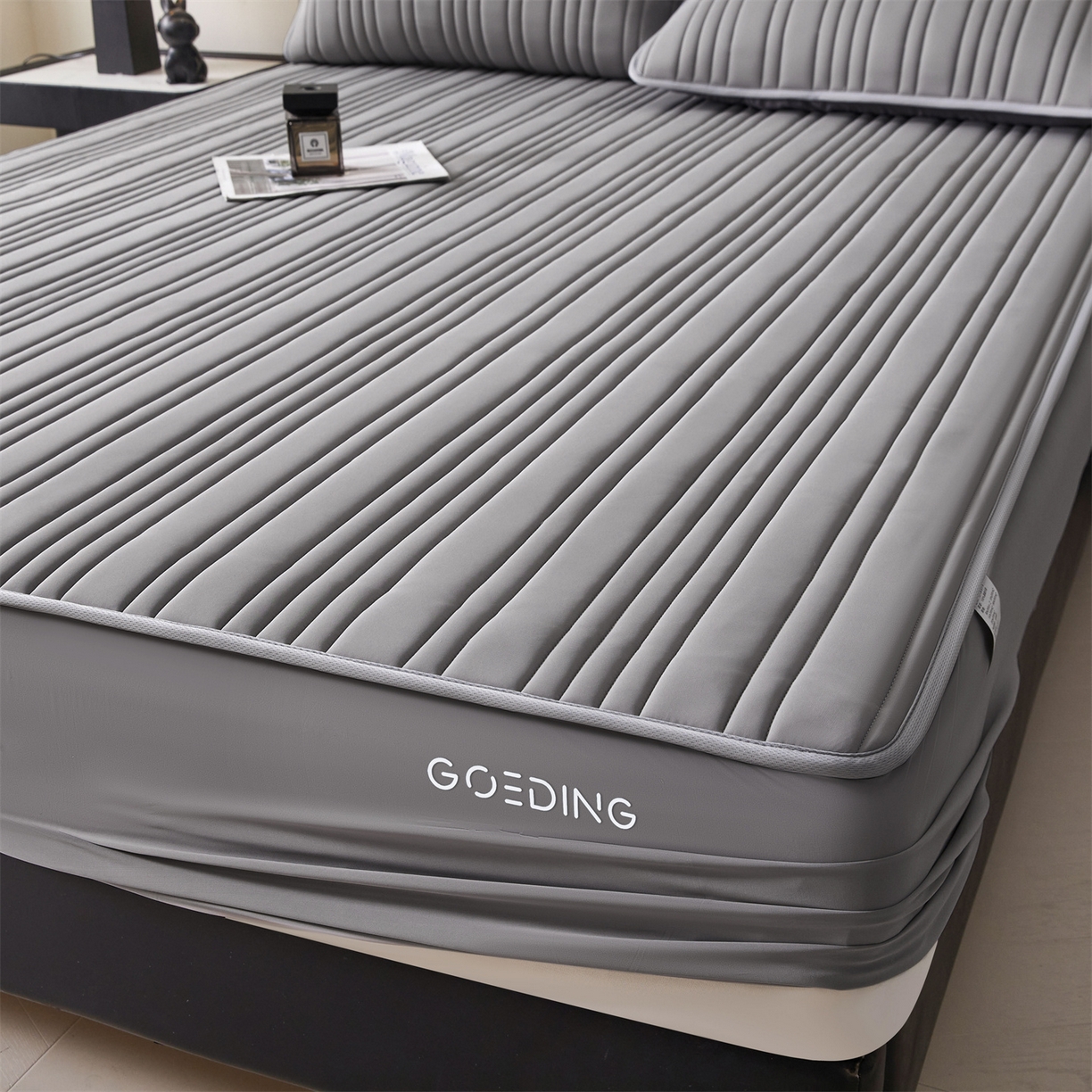 91家纺网 家纺一手货源 找家纺 雯豆家纺 2026春夏新品氨纶凉感床笠夹棉款床笠三件套床垫保护套 知夏-深灰