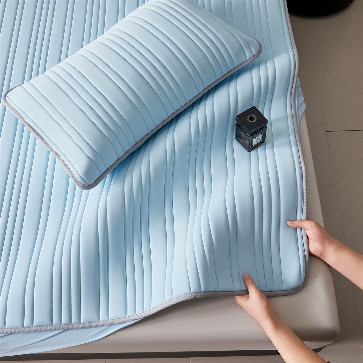 91家纺网 家纺一手货源 找家纺 雯豆家纺 2026春夏新品氨纶凉感床笠夹棉款床笠三件套床垫保护套 知夏-水蓝