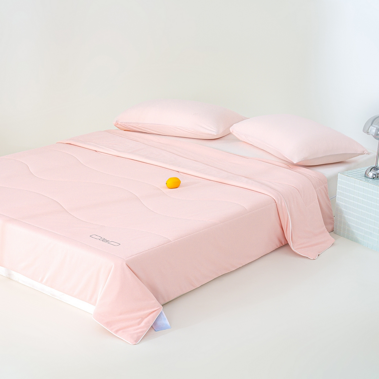 91家纺网 家纺一手货源 找家纺 芯恋家居 2026新款A类提花高端素色凉感丝小冰被夏被夏凉被空调被 冰梅粉