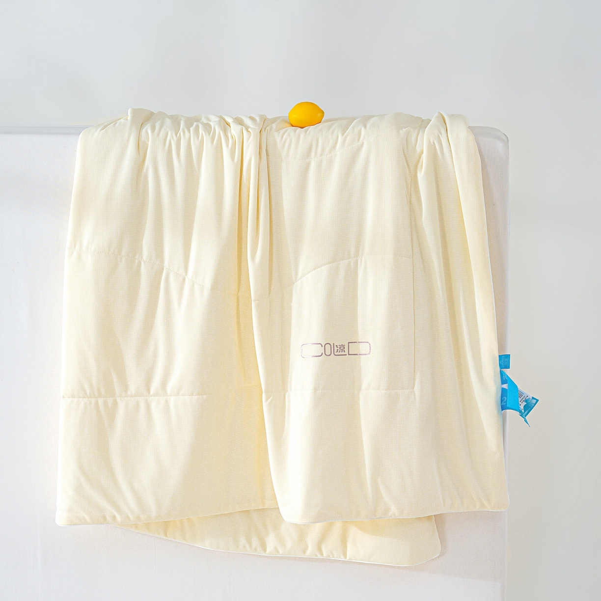 91家纺网 家纺一手货源 找家纺 芯恋家居 2026新款A类提花高端素色凉感丝小冰被夏被夏凉被空调被 奶油黄