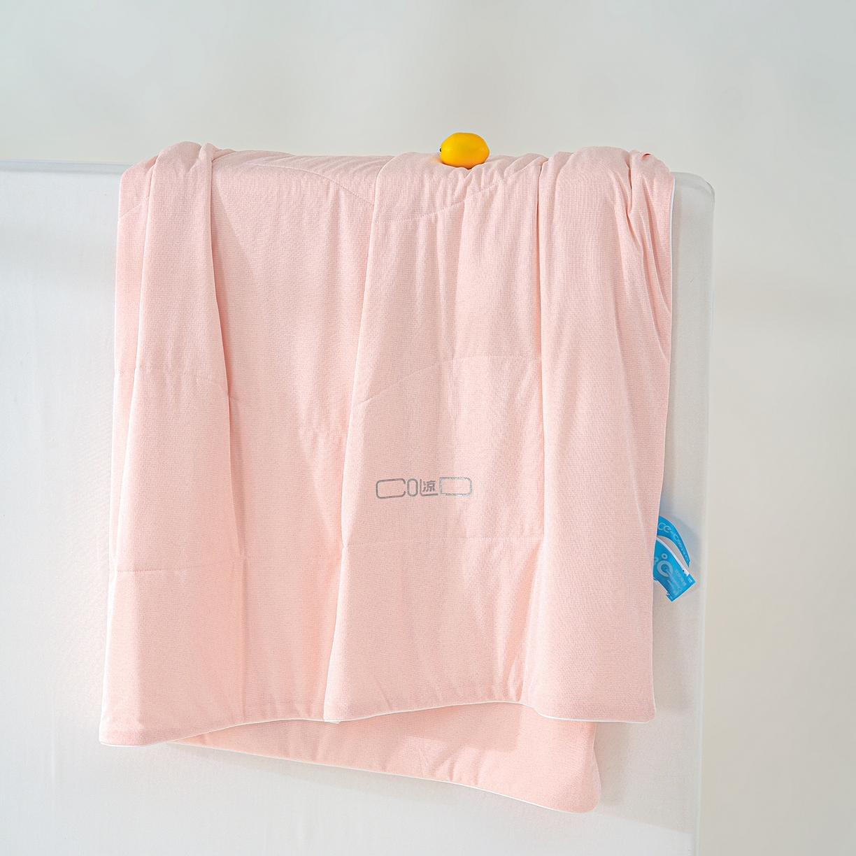 91家纺网 家纺一手货源 找家纺 芯恋家居 2026新款A类提花高端素色凉感丝小冰被夏被夏凉被空调被 冰梅粉