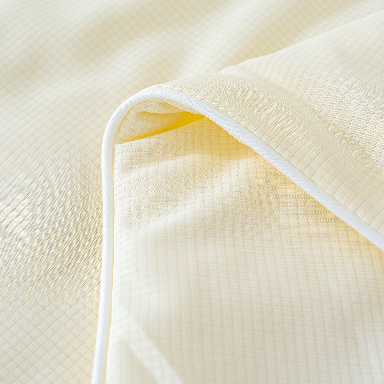 91家纺网 家纺一手货源 找家纺 芯恋家居 2026新款A类提花高端素色凉感丝小冰被夏被夏凉被空调被 奶油黄