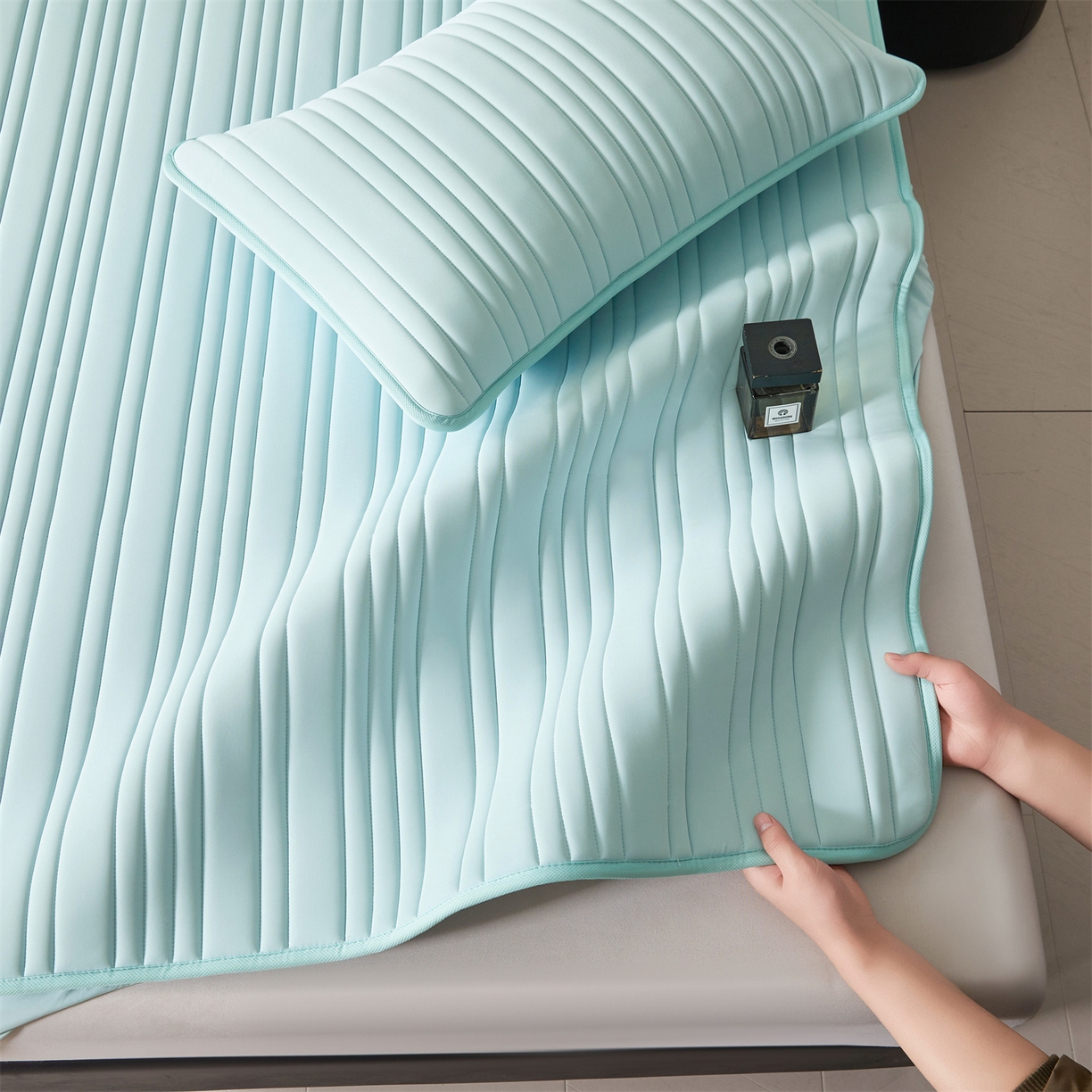 91家纺网 家纺一手货源 找家纺 雯豆家纺 2026春夏新品氨纶凉感床笠夹棉款床笠三件套床垫保护套 知夏-水绿