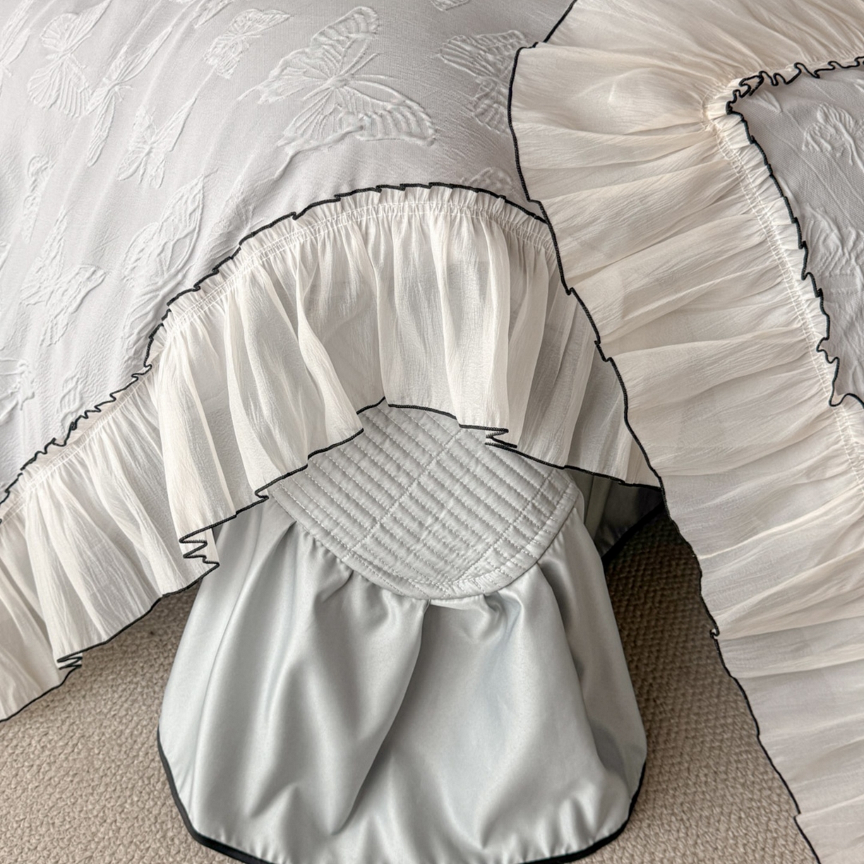 91家纺网 家纺一手货源 找家纺 迪梦姿家纺 2026春夏新款梦蝶真丝提花床盖四件套 梦蝶-青灰色