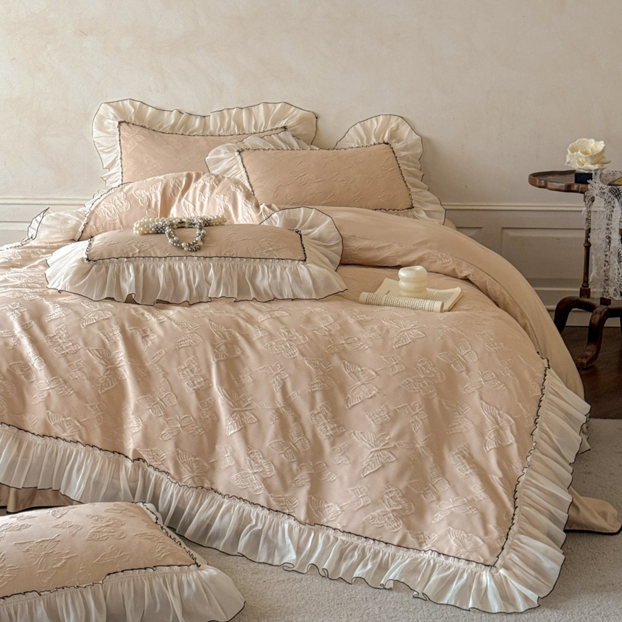 91家纺网 家纺一手货源 找家纺 迪梦姿家纺 2026春夏新款梦蝶真丝提花床盖四件套 梦蝶-米驼色