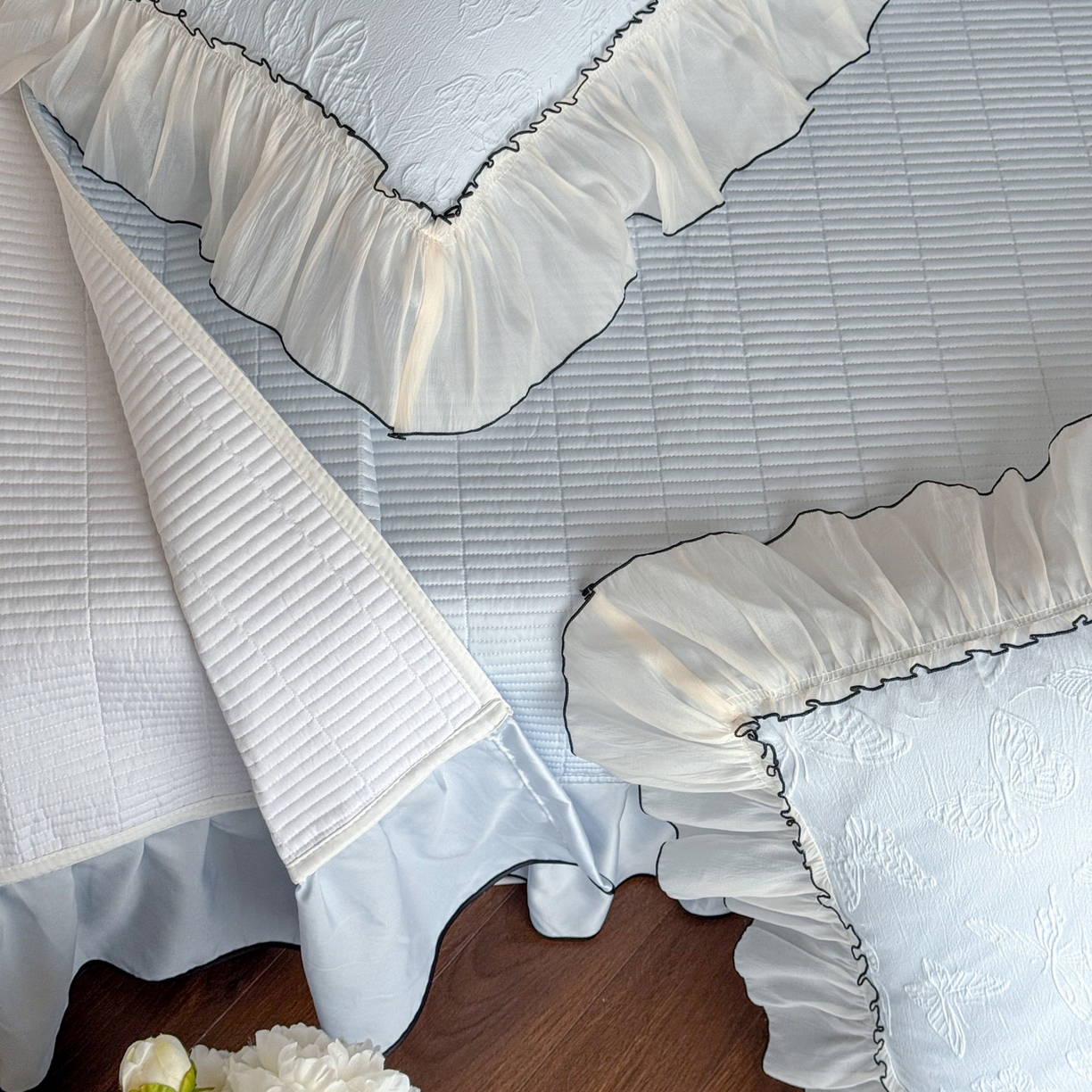 91家纺网 家纺一手货源 找家纺 迪梦姿家纺 2026春夏新款梦蝶真丝提花床盖四件套 梦蝶-天空兰