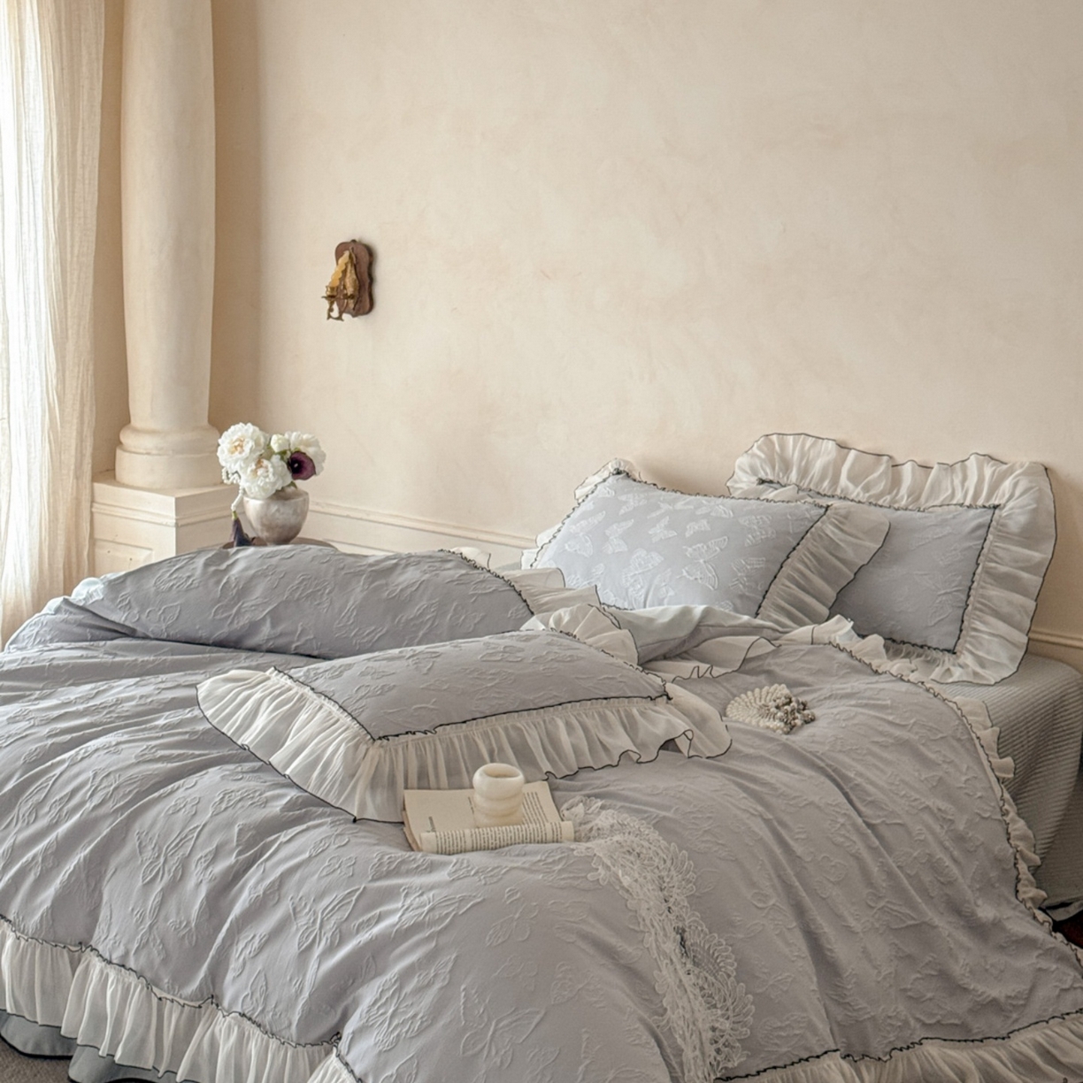 91家纺网 家纺一手货源 找家纺 迪梦姿家纺 2026春夏新款梦蝶真丝提花床盖四件套 梦蝶-青灰色