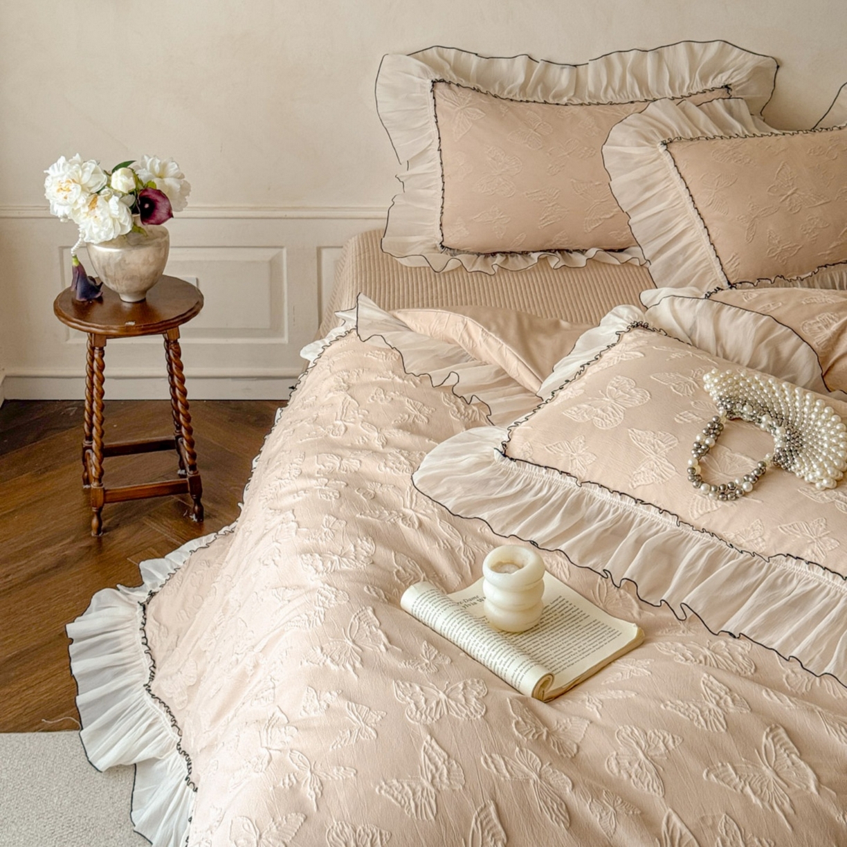 91家纺网 家纺一手货源 找家纺 迪梦姿家纺 2026春夏新款梦蝶真丝提花床盖四件套 梦蝶-米驼色