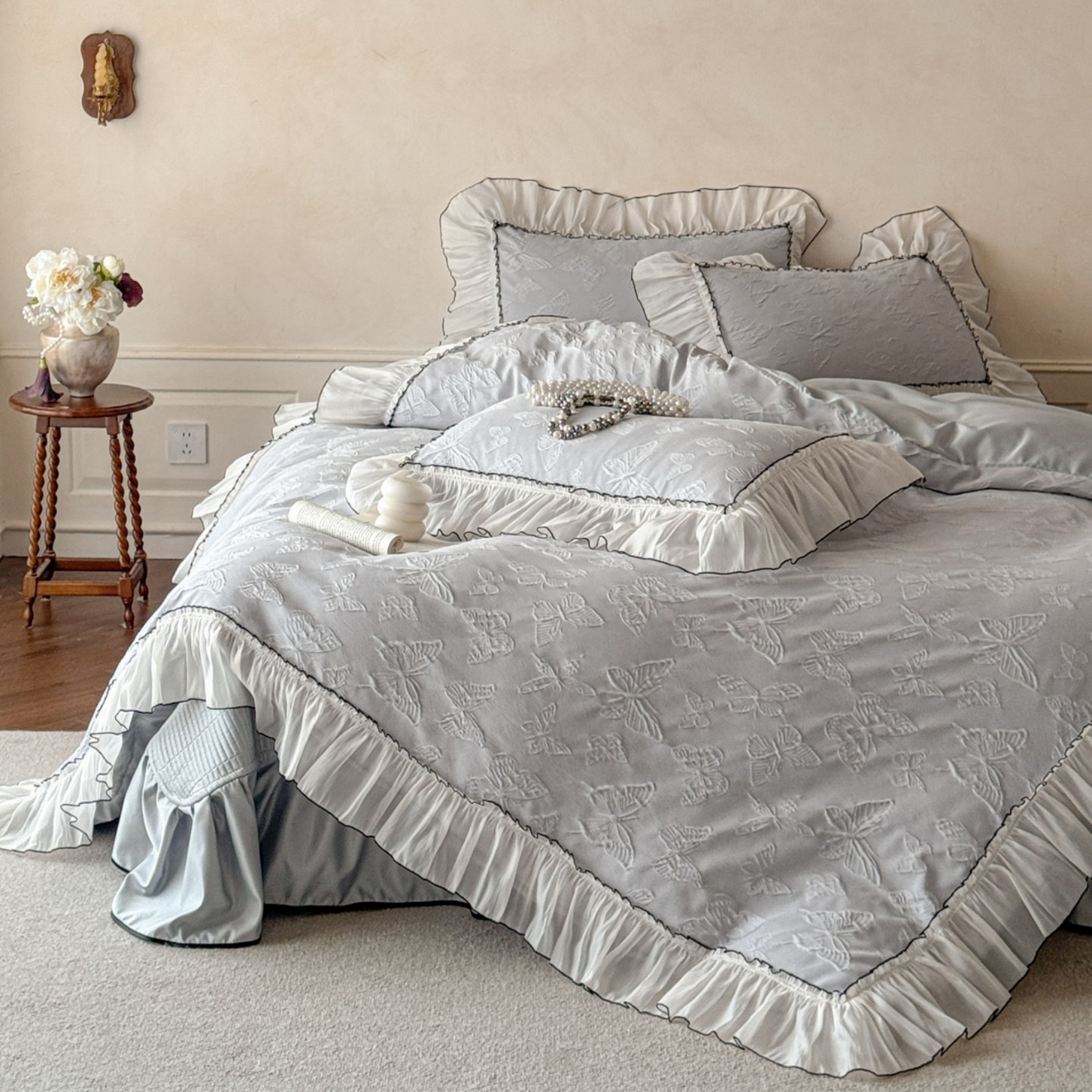 91家纺网 家纺一手货源 找家纺 迪梦姿家纺 2026春夏新款梦蝶真丝提花床盖四件套 梦蝶-青灰色