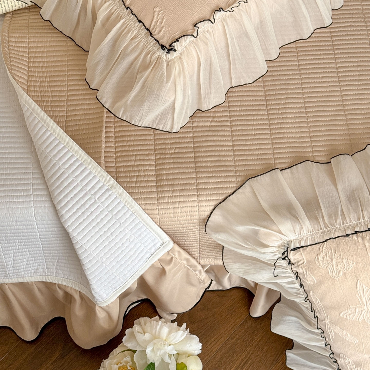 91家纺网 家纺一手货源 找家纺 迪梦姿家纺 2026春夏新款梦蝶真丝提花床盖四件套 梦蝶-米驼色