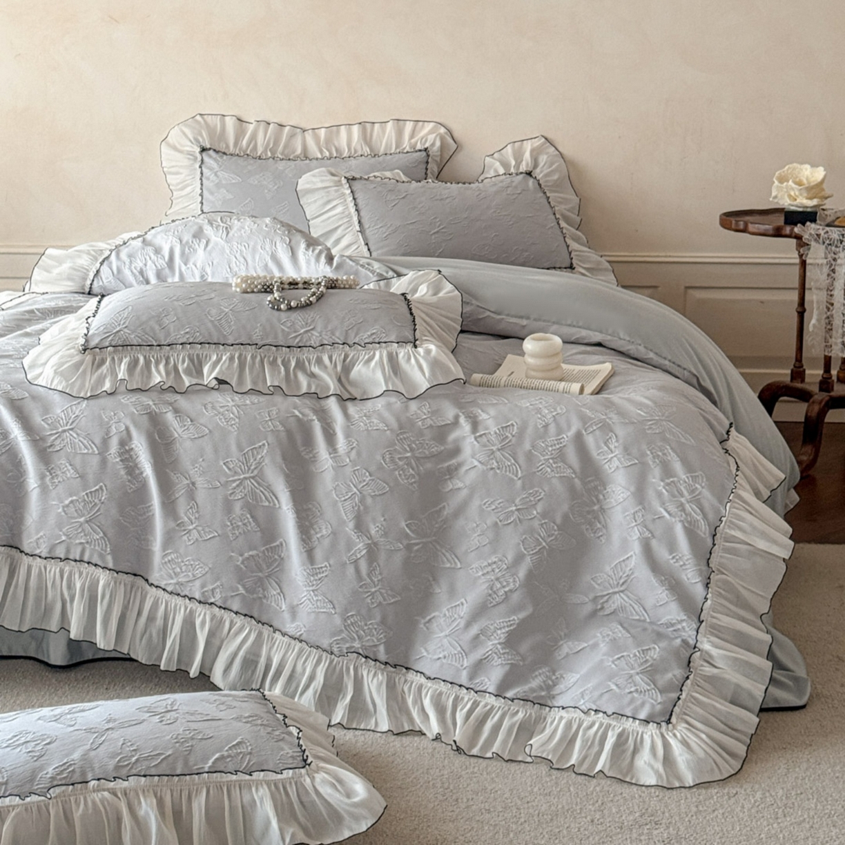 91家纺网 家纺一手货源 找家纺 迪梦姿家纺 2026春夏新款梦蝶真丝提花床盖四件套 梦蝶-青灰色