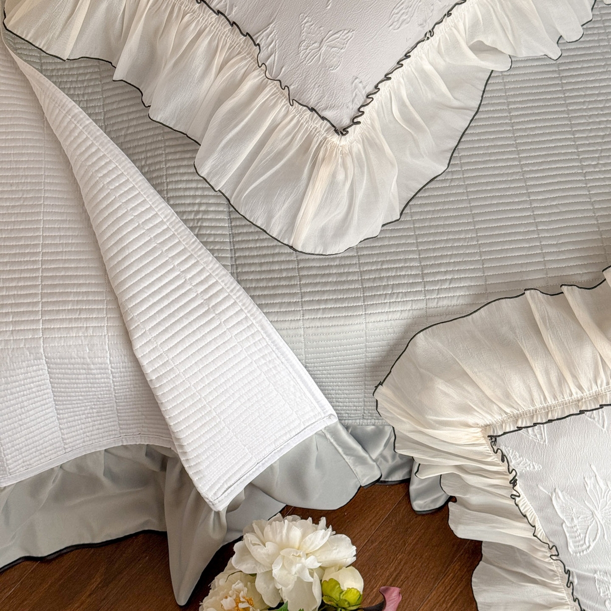 91家纺网 家纺一手货源 找家纺 迪梦姿家纺 2026春夏新款梦蝶真丝提花床盖四件套 梦蝶-青灰色