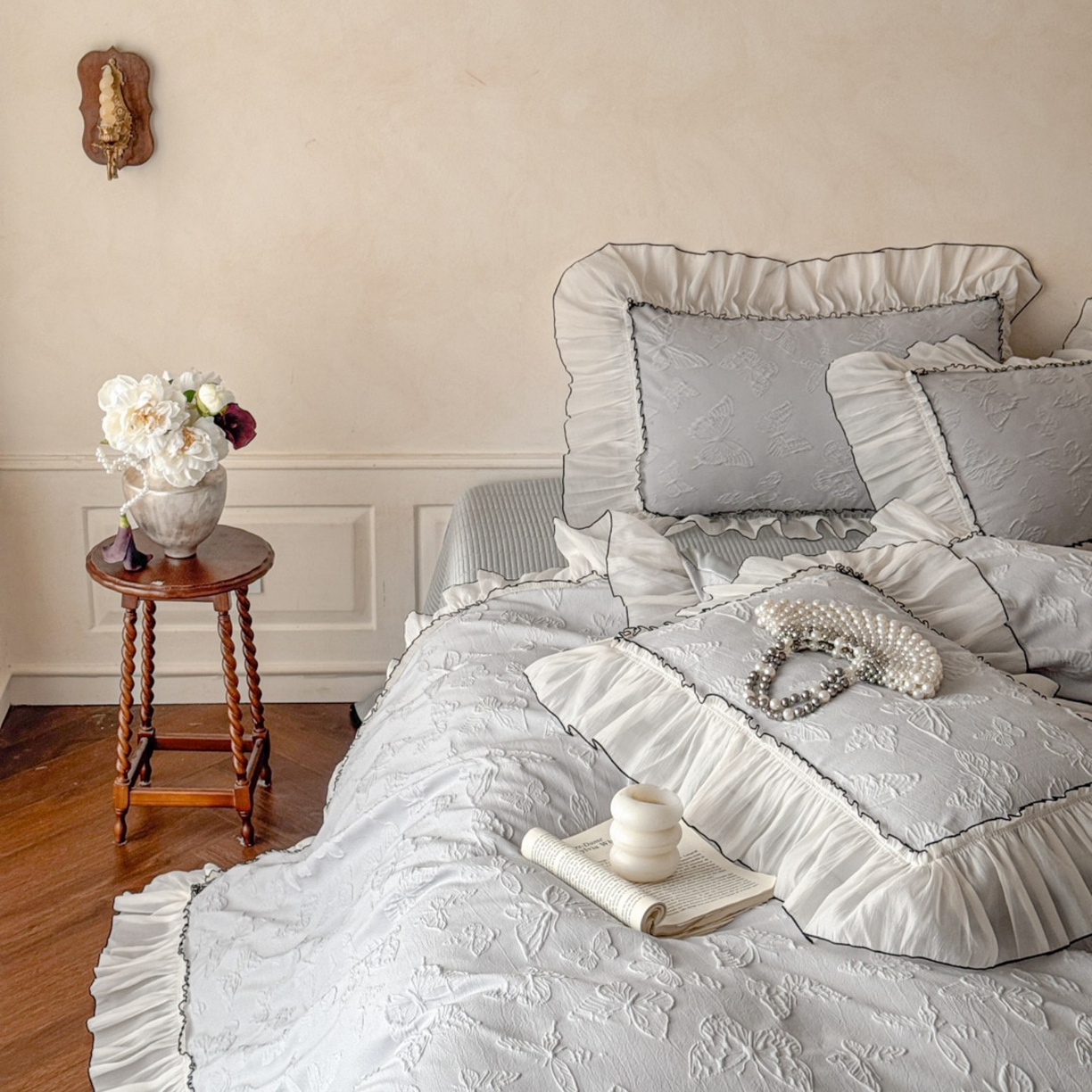 91家纺网 家纺一手货源 找家纺 迪梦姿家纺 2026春夏新款梦蝶真丝提花床盖四件套 梦蝶-青灰色