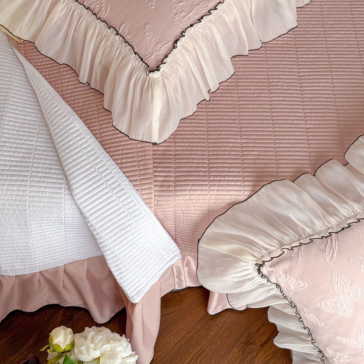 91家纺网 家纺一手货源 找家纺 迪梦姿家纺 2026春夏新款梦蝶真丝提花床盖四件套 梦蝶-浅豆沙