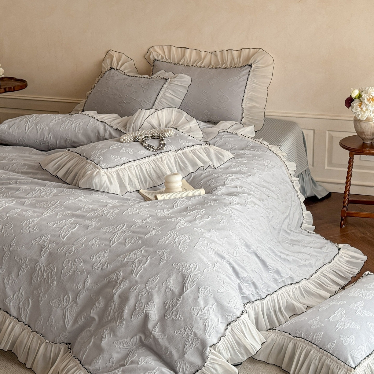 91家纺网 家纺一手货源 找家纺 迪梦姿家纺 2026春夏新款梦蝶真丝提花床盖四件套 梦蝶-青灰色