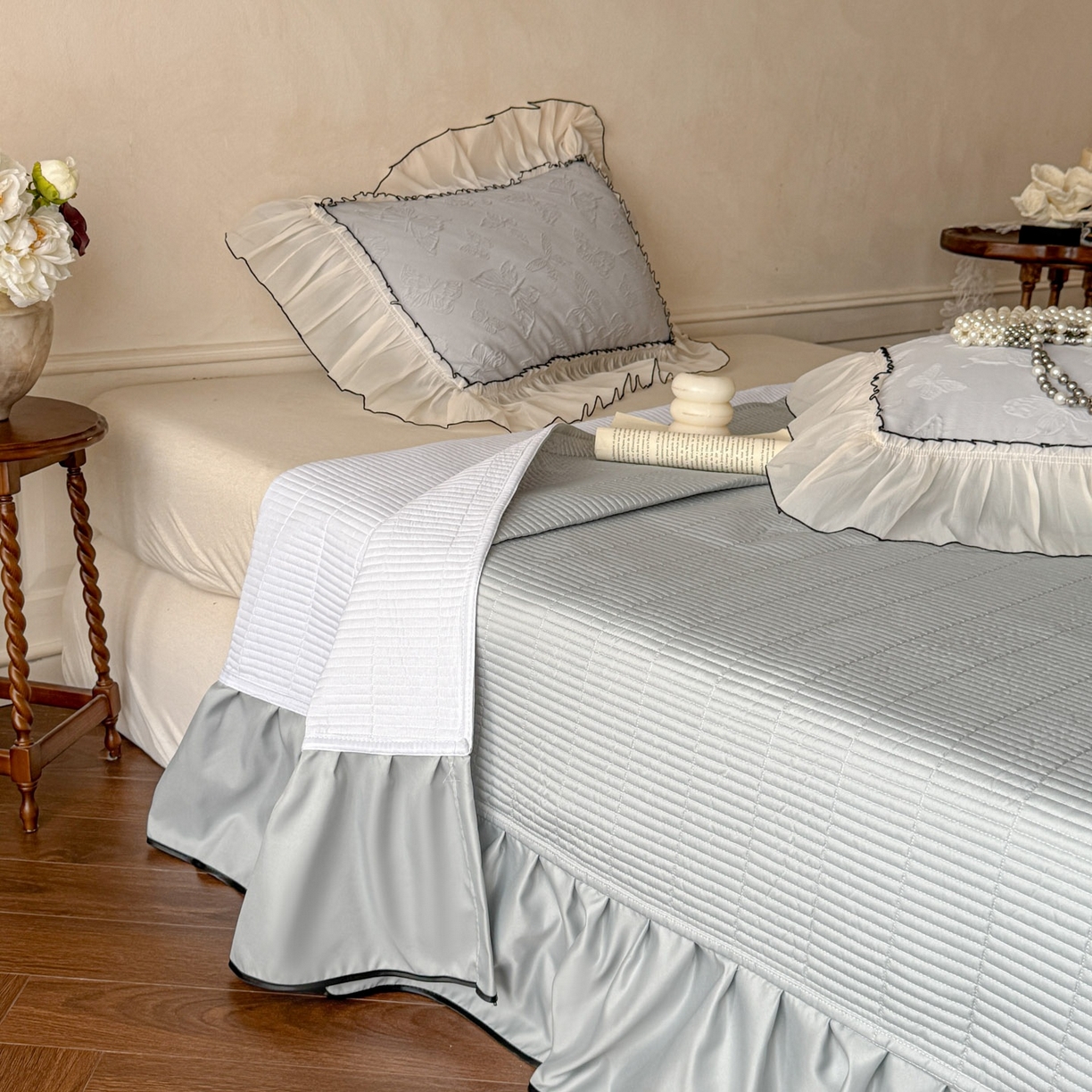 91家纺网 家纺一手货源 找家纺 迪梦姿家纺 2026春夏新款梦蝶真丝提花床盖四件套 梦蝶-青灰色