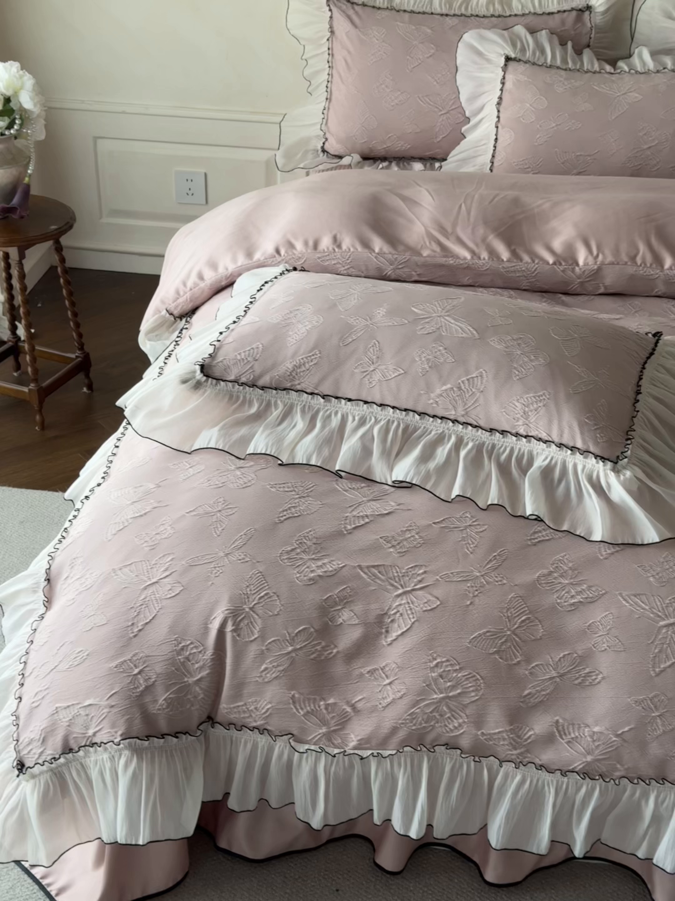 91家纺网 家纺一手货源 找家纺 迪梦姿家纺 2026春夏新款梦蝶真丝提花床盖四件套 梦蝶-浅豆沙