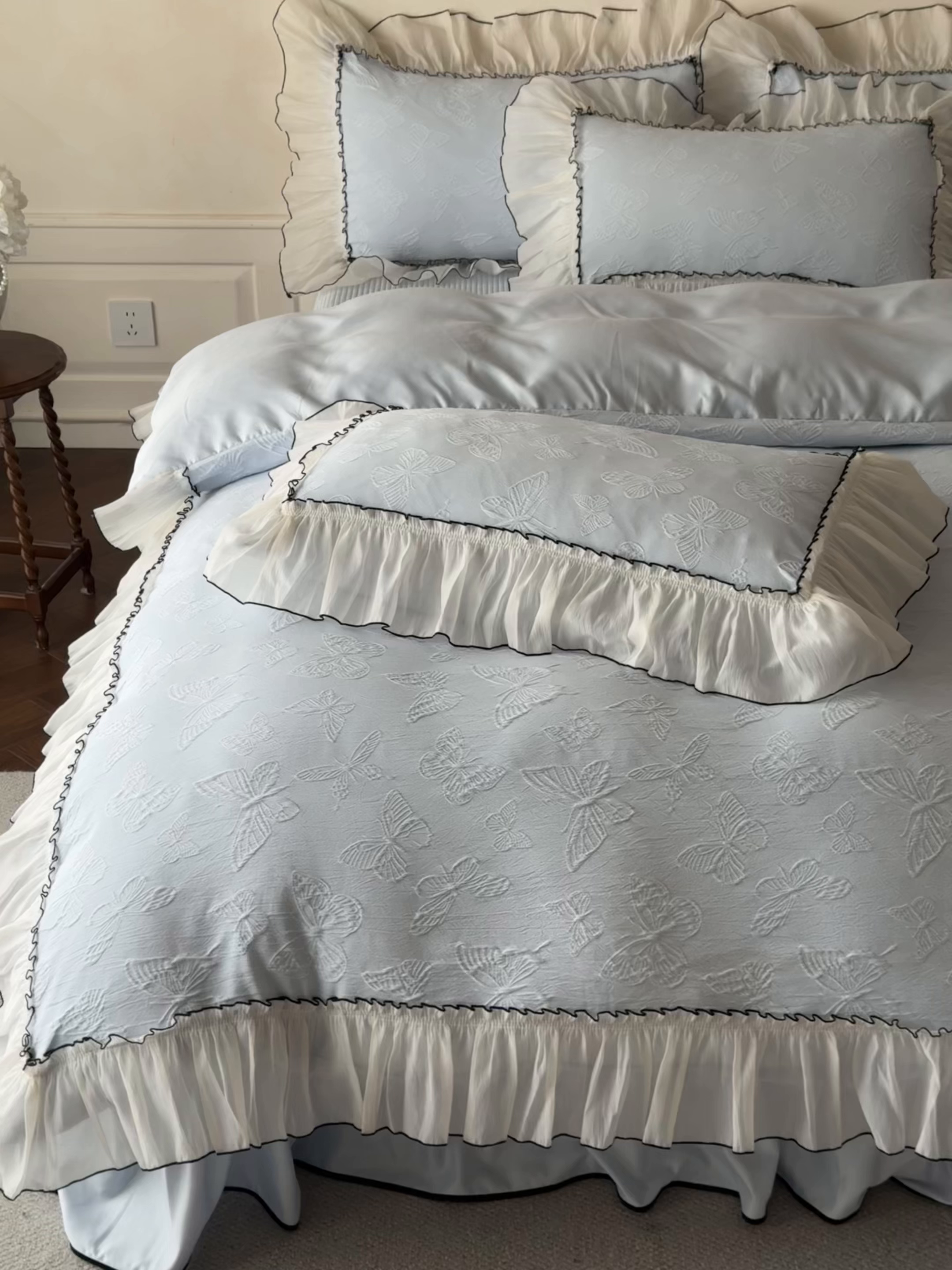 91家纺网 家纺一手货源 找家纺 迪梦姿家纺 2026春夏新款梦蝶真丝提花床盖四件套 梦蝶-天空兰