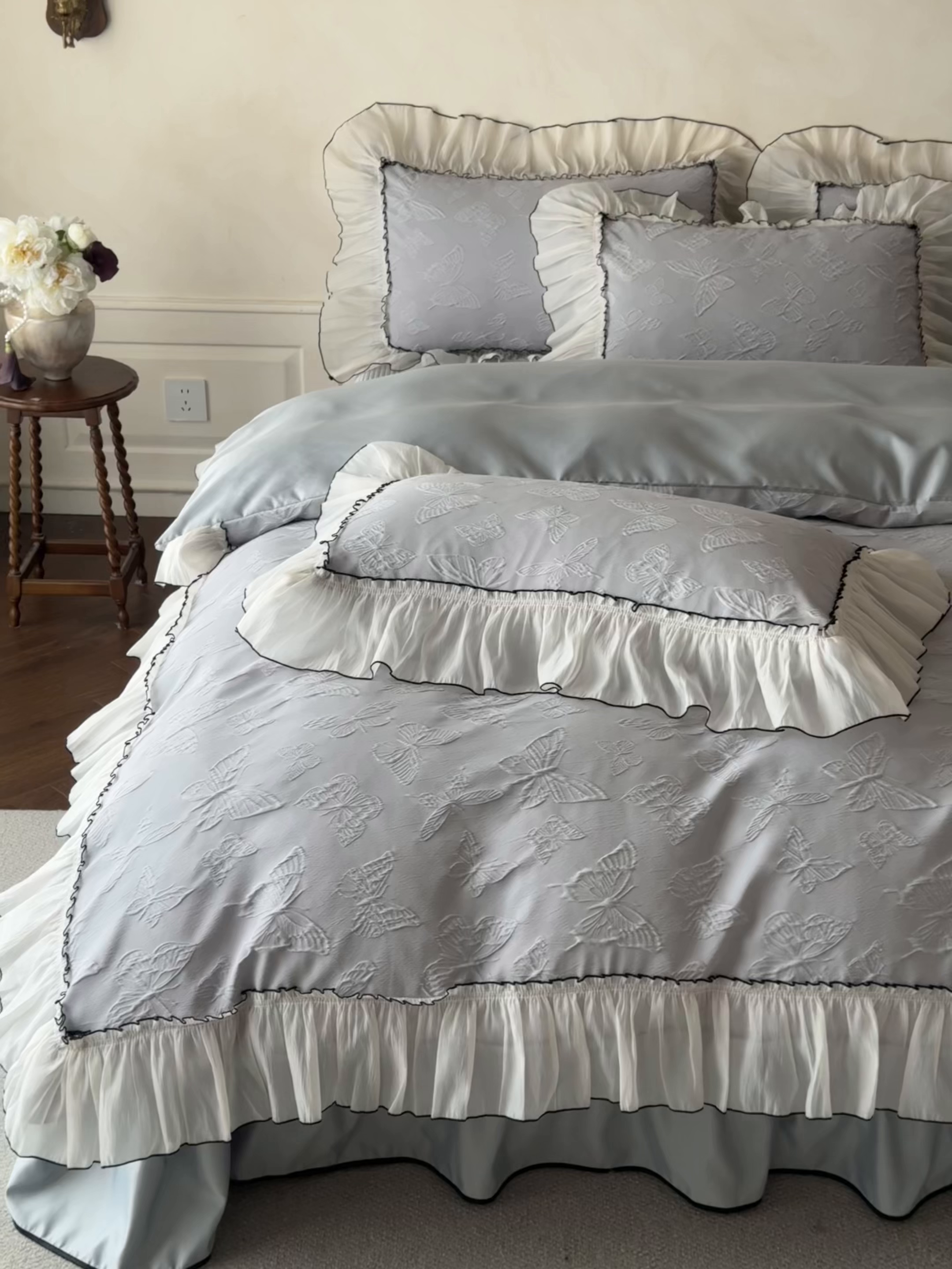 91家纺网 家纺一手货源 找家纺 迪梦姿家纺 2026春夏新款梦蝶真丝提花床盖四件套 梦蝶-青灰色