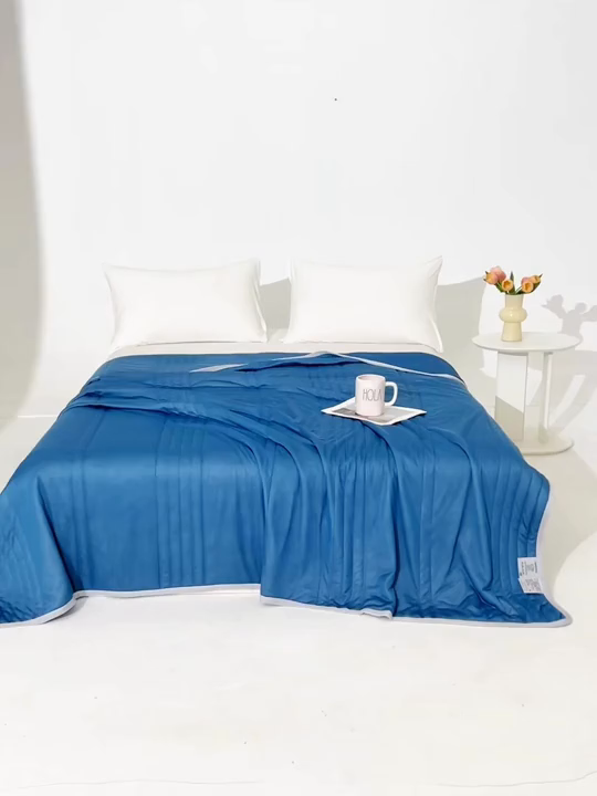 91家纺网 家纺一手货源 找家纺 世爵家纺 2026新款凉感丝冰淇淋夏被纯色印花空调被直播跨境外贸爆款 深蓝