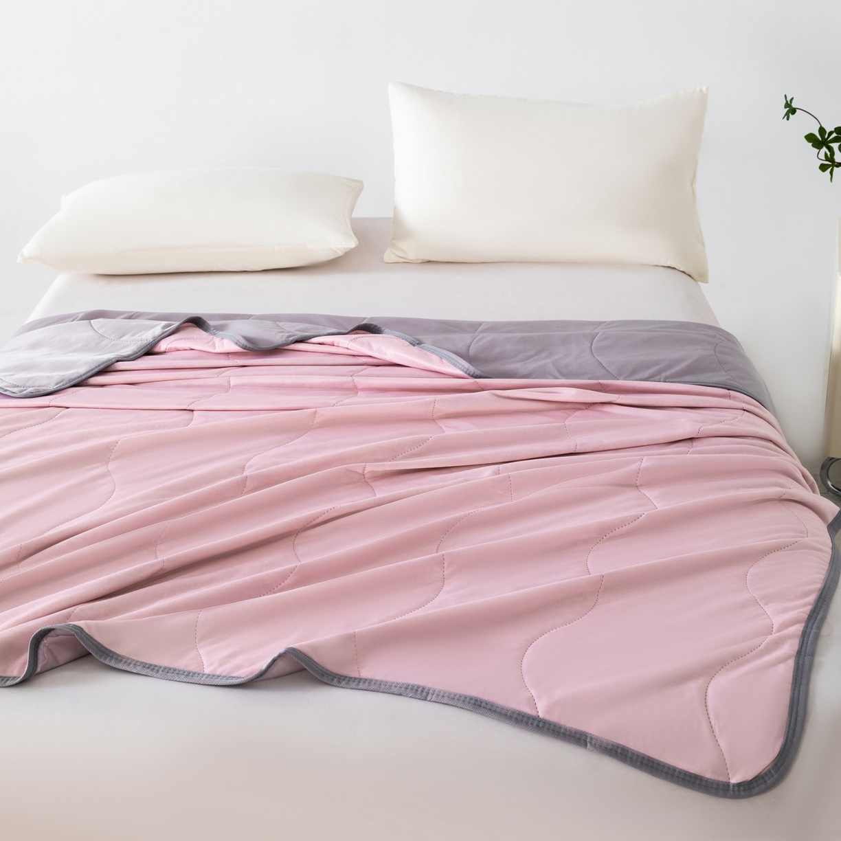 91家纺网 家纺一手货源 找家纺 畅销被业 2026新款凉感丝夏凉被夏被-大波浪 波浪格-浅粉