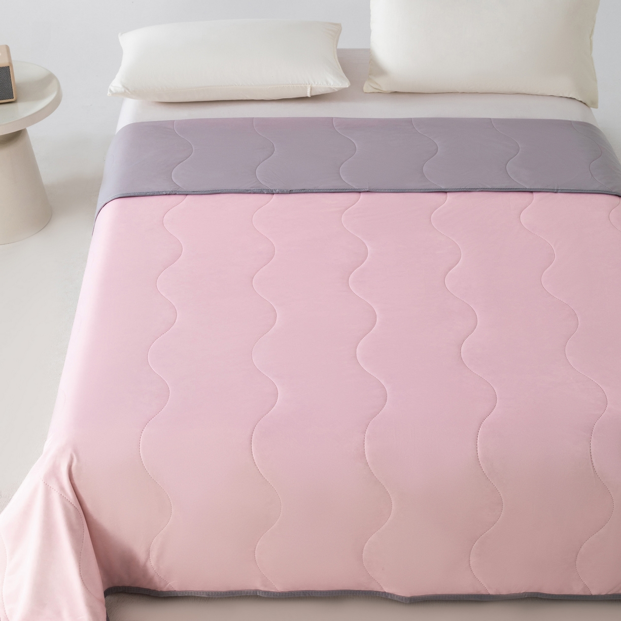 91家纺网 家纺一手货源 找家纺 畅销被业 2026新款凉感丝夏凉被夏被-大波浪 波浪格-浅粉