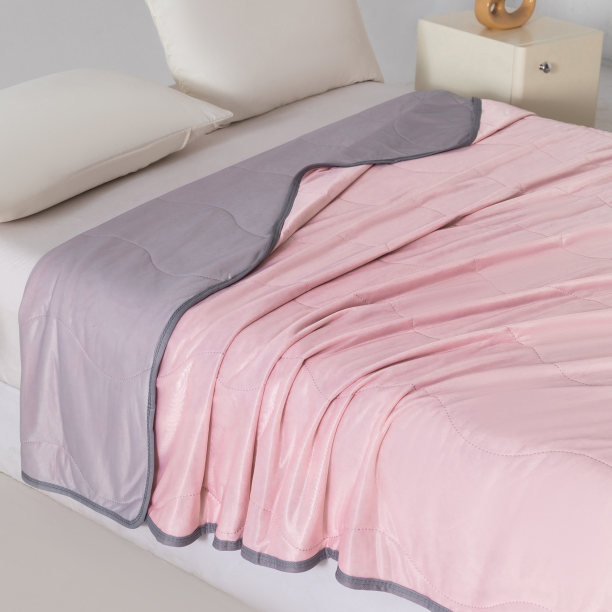 91家纺网 家纺一手货源 找家纺 畅销被业 2026新款凉感丝夏凉被夏被-大波浪 波浪格-浅粉