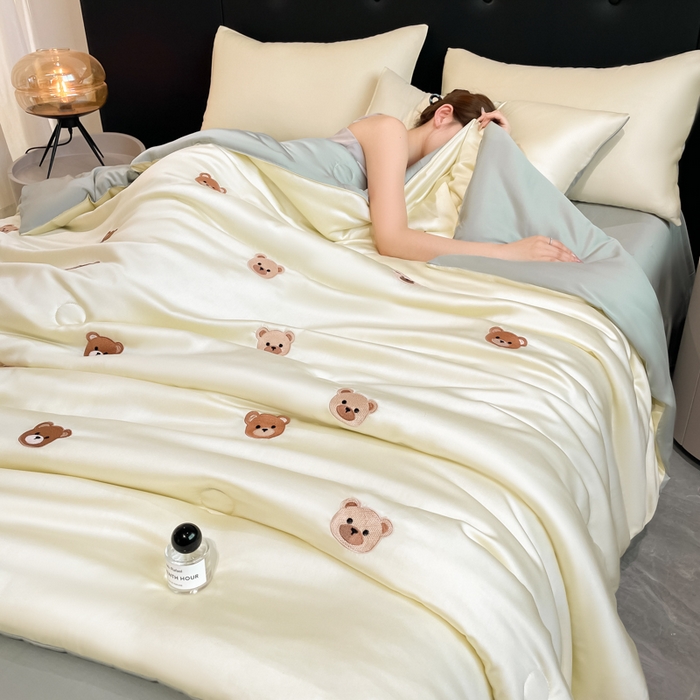 91家纺网 家纺一手货源 找家纺 席佬大 2026新款水洗冰丝夏被 夏被四件套 小熊-奶黄绿