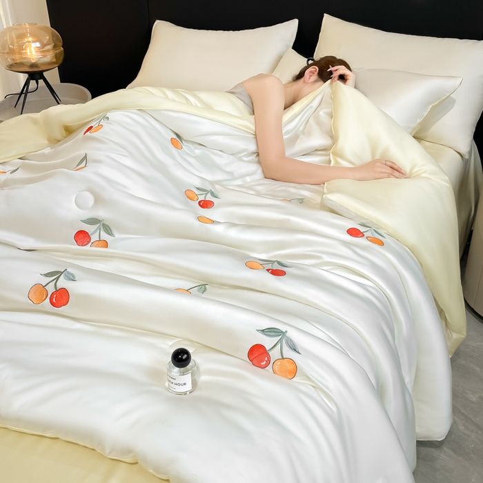 91家纺网 家纺一手货源 找家纺 席佬大 2026新款水洗冰丝夏被 夏被四件套 樱桃—奶白黄