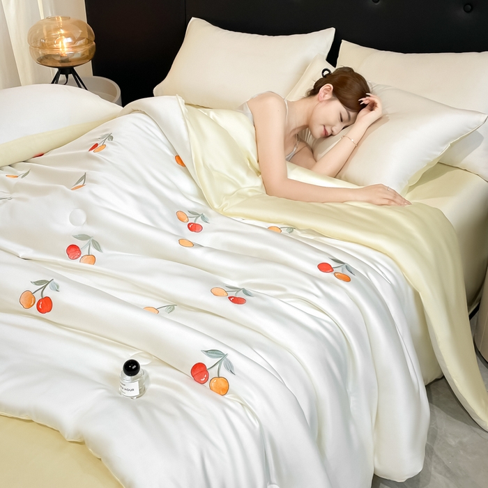 91家纺网 家纺一手货源 找家纺 席佬大 2026新款水洗冰丝夏被 夏被四件套 樱桃—奶白黄