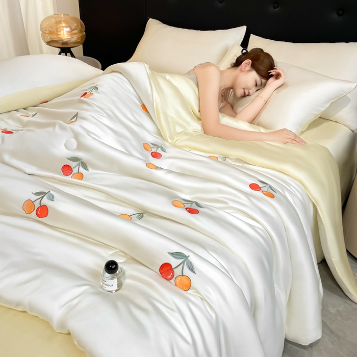 91家纺网 家纺一手货源 找家纺 席佬大 2026新款水洗冰丝夏被 夏被四件套 樱桃—奶白黄