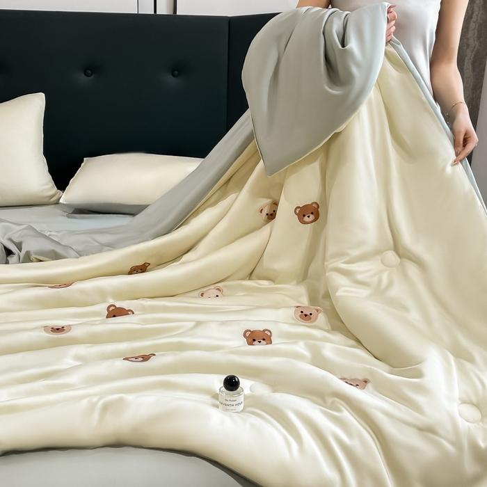 91家纺网 家纺一手货源 找家纺 席佬大 2026新款水洗冰丝夏被 夏被四件套 小熊-奶黄绿