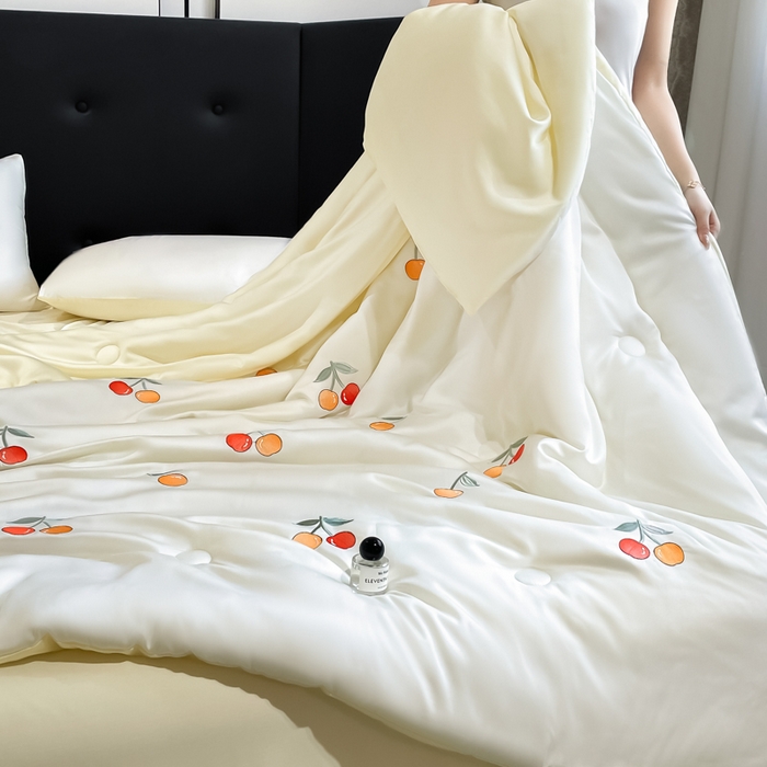 91家纺网 家纺一手货源 找家纺 席佬大 2026新款水洗冰丝夏被 夏被四件套 樱桃—奶白黄