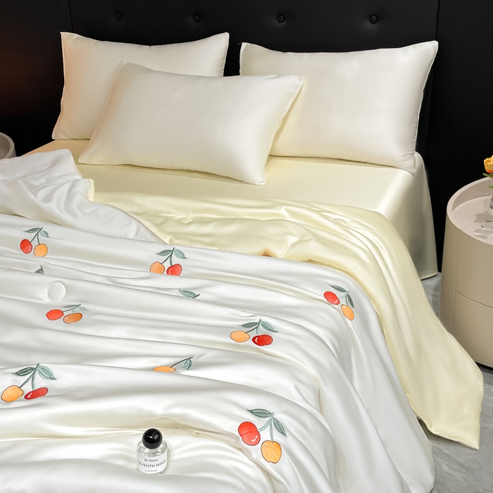 91家纺网 家纺一手货源 找家纺 席佬大 2026新款水洗冰丝夏被 夏被四件套 樱桃—奶白黄